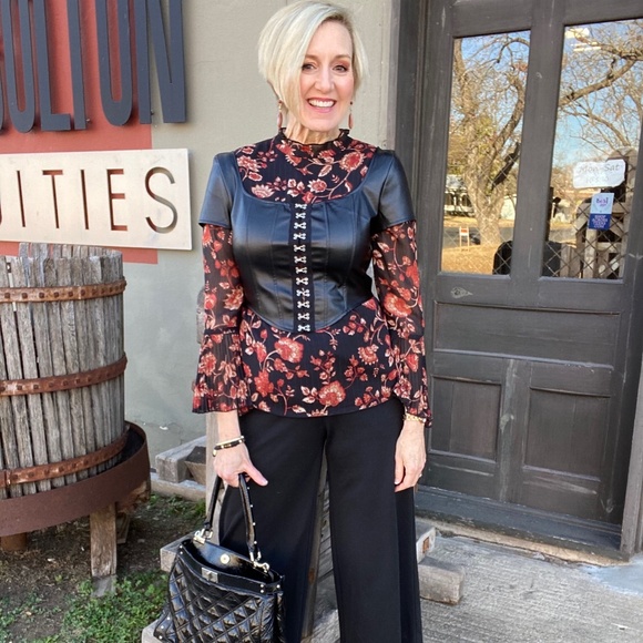 💲😎 HOST PICK! 😎 Black cap sleeve crop top Front fasten Bustier - Picture 5 of 5